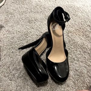 Black heels size 8 NEW